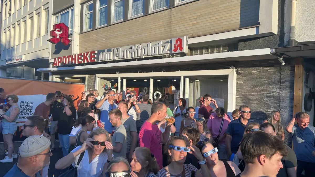 Die letzten Sonnenstrahlen erhaschen: Gedränge vor der Apotheke am Marktplatz.