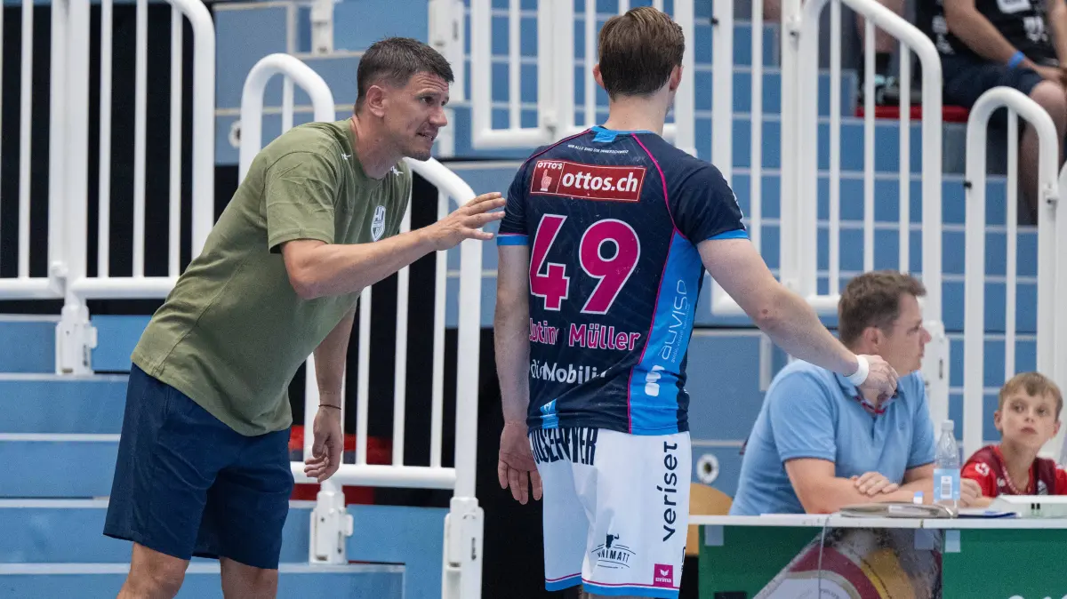 HANDBALL - ALPLA Sommercup HARD,AUSTRIA,08.AUG.26 - HANDBALL - ALPLA Sommercup, final, HC Kriens-Luzern vs THW Kiel. Image shows head coach Andy Schmid and Justin Mueller Kriens-Luzern. PUBLICATIONxNOTxINxAUTxSUIxSWE GEPAxpictures/xOliverxLerch