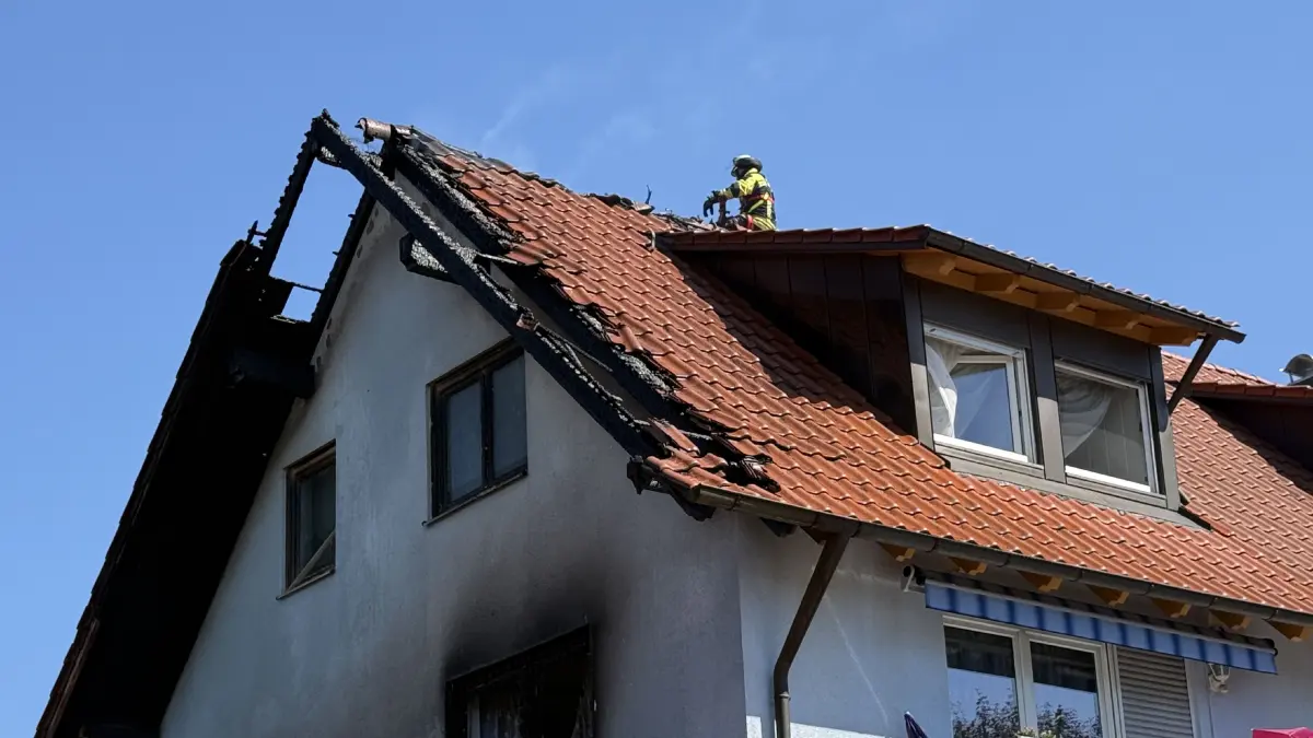 Ein Dachstuhl in Dettingen unter Teck (Kreis Esslingen) fing Feuer. Polizei, Feuerwehr und Rettungswagen waren vort Ort.