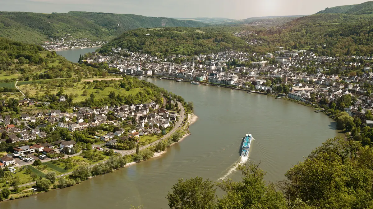 Blick auf die Rheinschleife bei Boppard und Filsen.