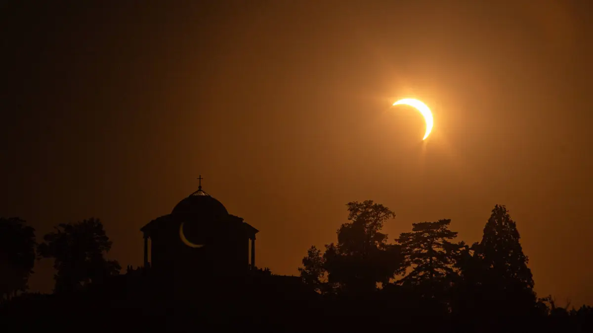 Die partielle Sonnenfinsternis 2026 mit der Stuttgarter Grabkapelle. *** The 2026 partial solar eclipse as seen from the Stuttgart Burial Chapel Copyright: xSimonxAdomatx