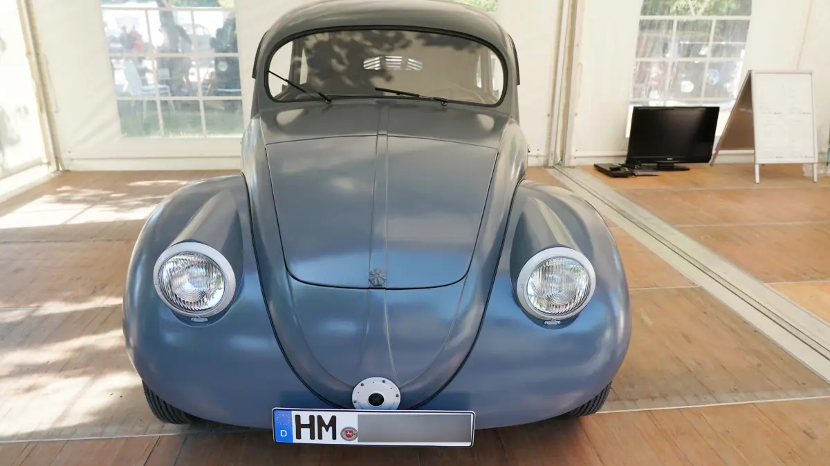 Stuttgart Solitude die 26. Home und Garden rund um das Schloss hat wieder angefangen mit gut 120 Staende. Highlights sind die vielen VW Kaefer die bei der Oldtime rAusstellung dabei sind sowie der Aelste Kaefer Weltweit gut 90 Jahre ist der Ur Kaefer, auch der Koenigliche Porsche 356 von 1951 war im Koenig von Daenmarkt mal im Besitz. Foto Andreas Rosar Fotoagentur-Stuttgart 13.08.2026