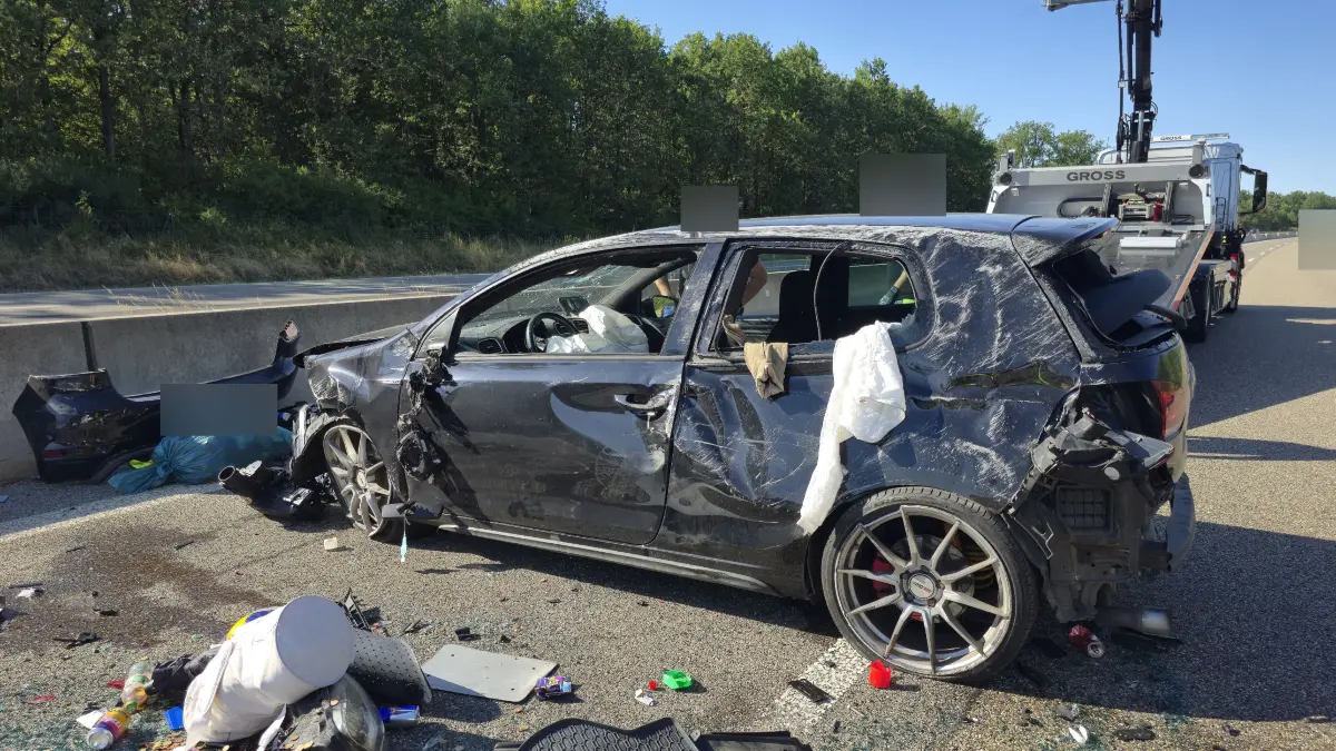 Am Freitag Nachmittag ereignete sich auf der A81 zwischen der Anschlussstelle Ehningen und Boeblingen-Hulb ein schwerer Verkehrsunfall bei dem sich ein VW nach einem Zusammenstoss mit einem Kleintransporter ueberschlug und auf dem Dach auf dem Linkenfahrstreifen zum liegen kam. <br />
Nach bisherigen Angaben wurden mehrere Personen bei dem Unfall verletzt. Wie schwer die Verletzungen sind konnte noch nicht geklaert werden. Auch die genaue Ursache ist noch unklar.