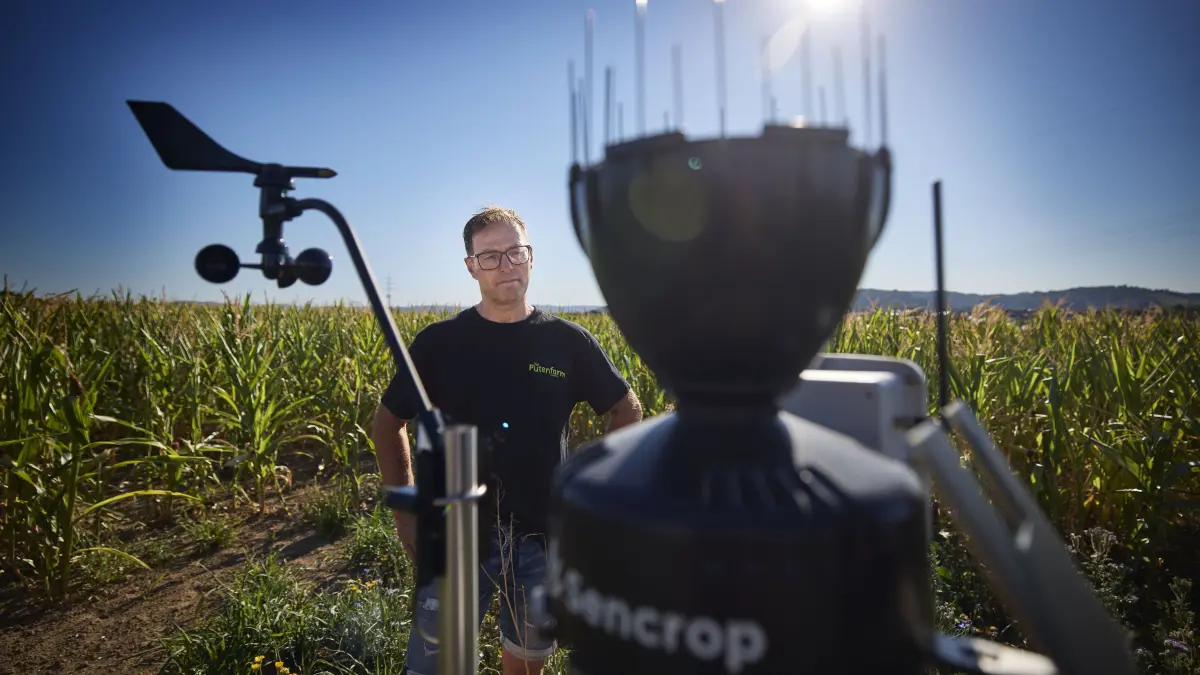 KEINEN AUSSCHNITT MACHEN Landwirt Rüdiger Lämmle und die Dürre.: KEINEN AUSSCHNITT MACHEN
Leutenbach, DEU, 14.08.2026
Landwirt Rüdiger Lämmle und die Dürre. Wetterstation auf dem Maisfeld.
No model release. Kein Einverständnis für Werbung, keine Weitergabe an Dritte.
Abgebildete Personen haben der Veröffentlichung in der STZN zugestimmt.