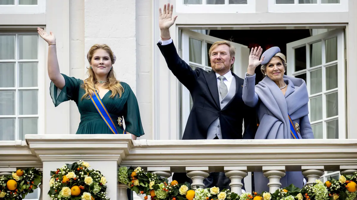 Die niederländische Kronprinzessin Amalia, König Willem-Alexander und Königin Maxima winken vom Balkon im Schloss Noordeinde.