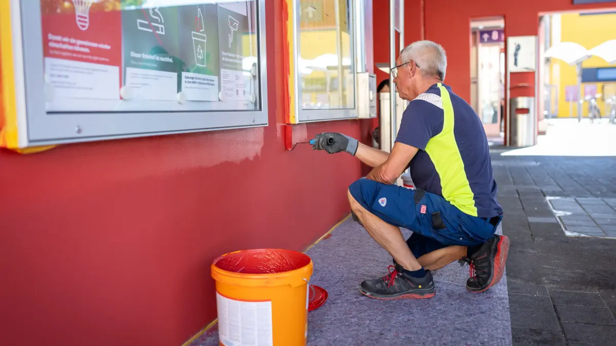 DB-Handwerksteam in Cannstatt: Stuttgart, Baden-Württemberg, 14.08.2026:
Zum Sofortprogramm von Bahnchefin Evelyn Palla zur Verbesserung der Situation von Reisenden gehören auch 44 mobile DB-Handwerkerteams - eines davon ist in der Region Stuttgart unterwegs und am Bahnhof Bad Canstatt stationiert.
Im Bild: Eduard Root (vorne) und Daniel Costa Brito (hinten) streichen am Bahnhof Bad Canstatt eine Wand mit roter Farbe.
Notiz: No model release. Kein Einverständnis für Werbung, keine Weitergabe an Dritte.