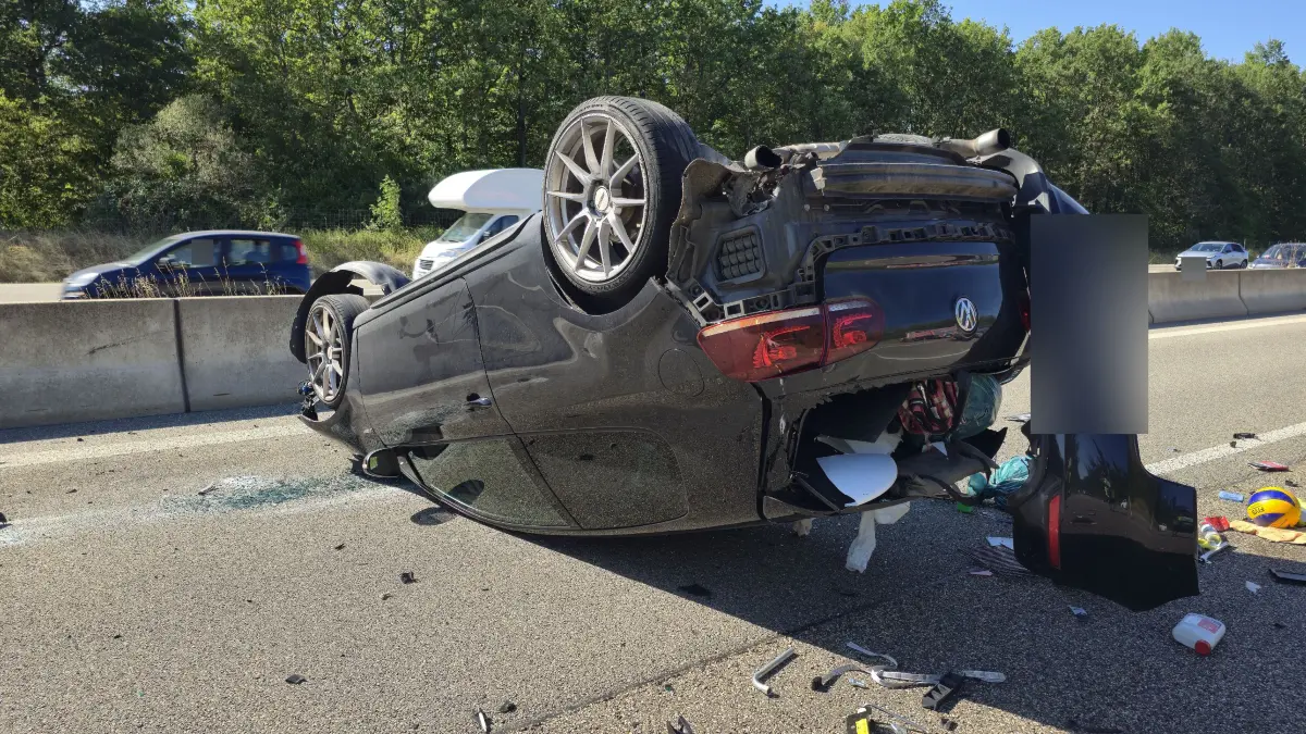 Am Freitag Nachmittag ereignete sich auf der A81 zwischen der Anschlussstelle Ehningen und Boeblingen-Hulb ein schwerer Verkehrsunfall bei dem sich ein VW nach einem Zusammenstoss mit einem Kleintransporter ueberschlug und auf dem Dach auf dem Linkenfahrstreifen zum liegen kam. <br />
Nach bisherigen Angaben wurden mehrere Personen bei dem Unfall verletzt. Wie schwer die Verletzungen sind konnte noch nicht geklaert werden. Auch die genaue Ursache ist noch unklar.