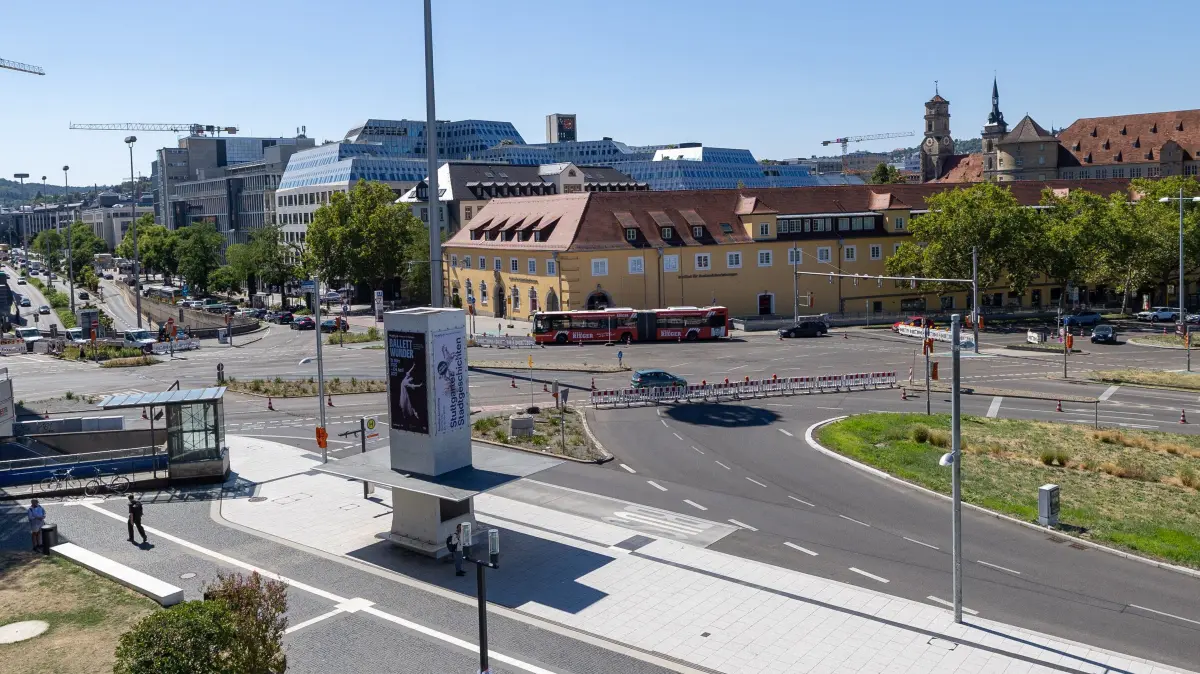 Ampelanlage am Charlottenplatz ist ausgefallen: Stuttgart, Baden-Württemberg, 14.08.2026:
Am Charlottenplatz ist die Ampelanlage ausgefallen. Für die Regelung des Verkehrs wurden u.a. Fahrbahnen gesperrt sowie Barken und Leitkegel aufgestellt.
Notiz: No model release. Kein Einverständnis für Werbung, keine Weitergabe an Dritte.