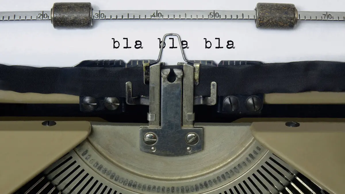 Schreibmaschine mit Schriftzug "bla bla bla".