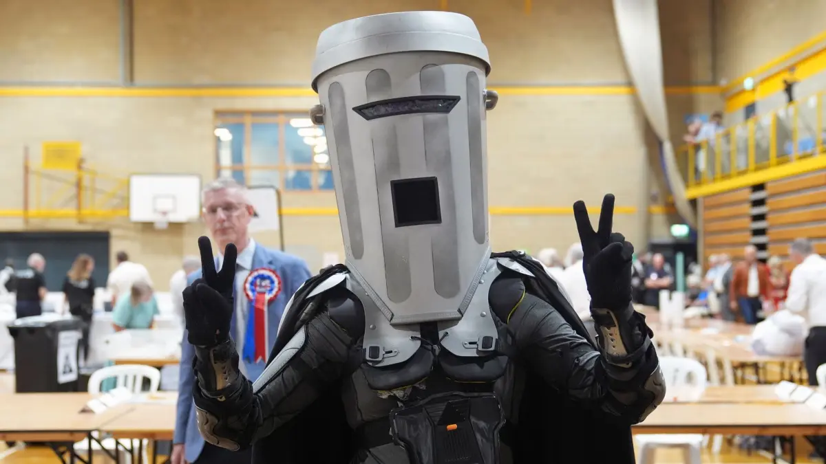 Nachwahl im Bezirk Clacton: 14.08.2026, Großbritannien, Clacton: «Count Binface» trifft zur Nachwahl in Clacton im Clacton Leisure Centre in Essex ein. Foto: Joe Giddens/PA Wire/dpa +++ dpa-Bildfunk +++