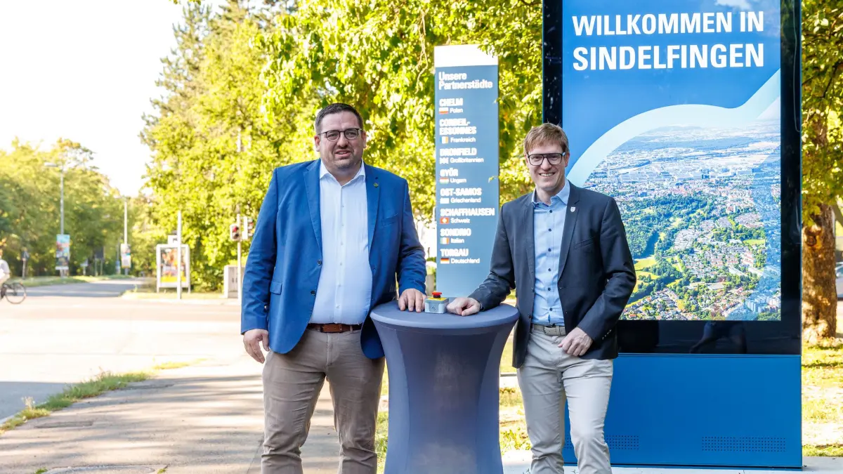 Schilder Ortseingang: Sindelfingen, Leonbergerstraße, Schilder, Ortschilder, Ortschild, Enthüllung, Partnerstädte, Display, Felix Rapp, Markus Kleemann
