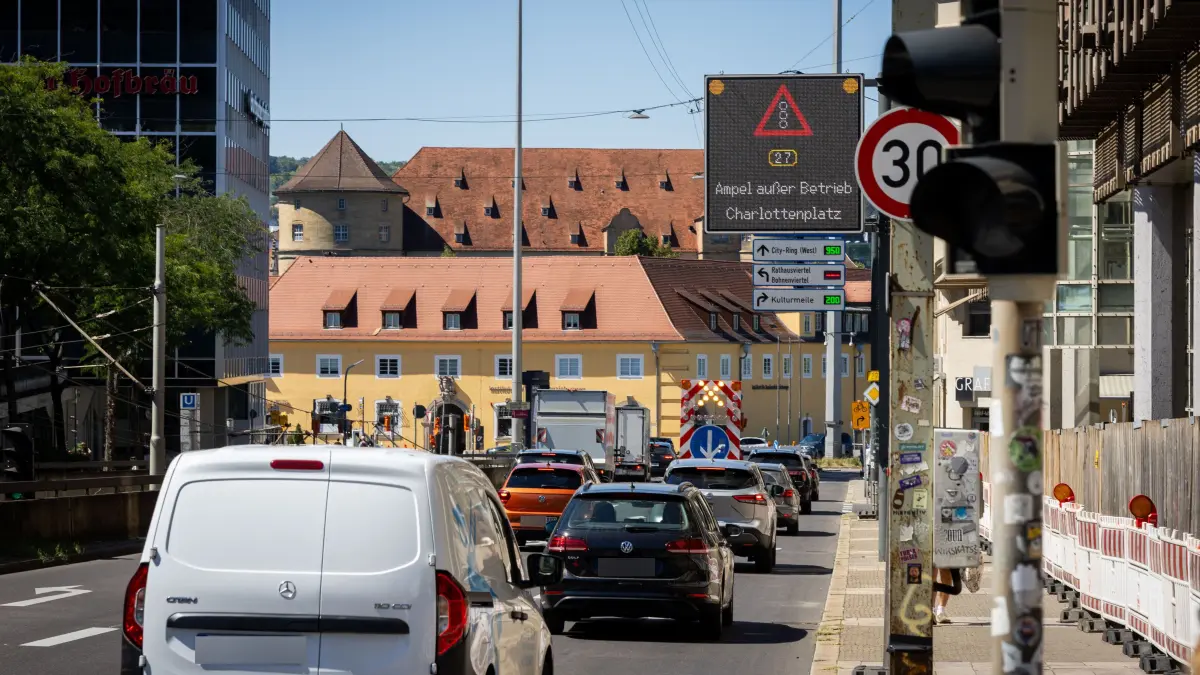 Ampelanlage am Charlottenplatz ist ausgefallen: Stuttgart, Baden-Württemberg, 14.08.2026:
Am Charlottenplatz ist die Ampelanlage ausgefallen. Für die Regelung des Verkehrs wurden u.a. Fahrbahnen gesperrt sowie Barken und Leitkegel aufgestellt.
Notiz: No model release. Kein Einverständnis für Werbung, keine Weitergabe an Dritte.