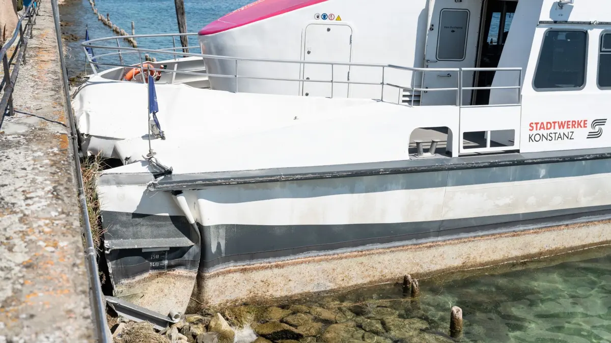 Katamaran prallt in Konstanz gegen Hafenmauer: 14.08.2026, Baden-Württemberg, Konstanz: Eine Katamaran-Fähre steht am Hafen in Konstanz an einer Kaimauer. Das Passagierschiff war aus zunächst ungeklärten Gründen gegen die Hafenmauer gefahren. Mindestens zwölf Menschen wurden dabei verletzt. Foto: Silas Stein/dpa +++ dpa-Bildfunk +++