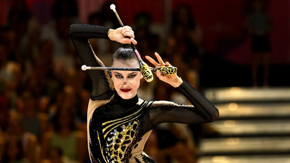 Rhythmische Sportgymnastik - WM: 14.08.2026, Hessen, Frankfurt/M.: Turnen/Rhythmische Sportgymnastik: Weltmeisterschaft, Entscheidung. Einzel-Mehrkampf, Frauen. Darja Varfolomeev in Aktion. Foto: Marijan Murat/dpa +++ dpa-Bildfunk +++