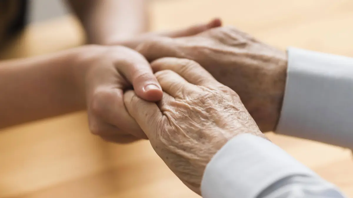 Krankenschwester hält älteren Mann s Hände Empathie. Auflösung und hohe Qualität schönes Foto *** Nurse holds older Man: Krankenschwester hält älteren Mann s Hände Empathie. Auflösung und hohe Qualität schönes Foto *** Nurse holds older Man S Hands empathy Resolution and high Quality Beautiful Photo Copyright: imageBROKER/OleksandrxLatkun ibxole08510834.jpg Bitte beachten Sie die gesetzlichen Bestimmungen des deutschen Urheberrechtes hinsichtlich der Namensnennung des Fotografen im direkten Umfeld der Veröffentlichung!
