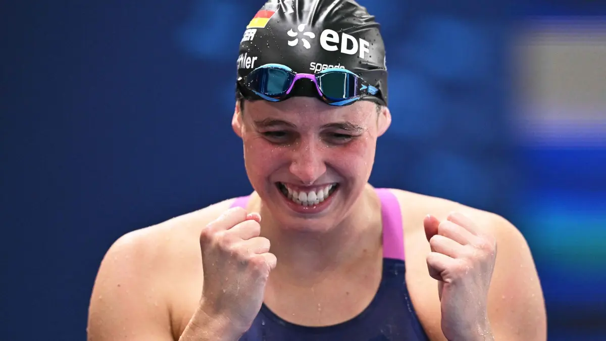 Schwimm-EM in Paris: 14.08.2026, Frankreich, Saint-Denis: Schwimmen: Europameisterschaft, 100 m Schmetterling, Frauen, die Deutsche Angelina Köhler freut sich über ihren zweiten Platz. Foto: Sebastien Bozon/AFP/dpa +++ dpa-Bildfunk +++
