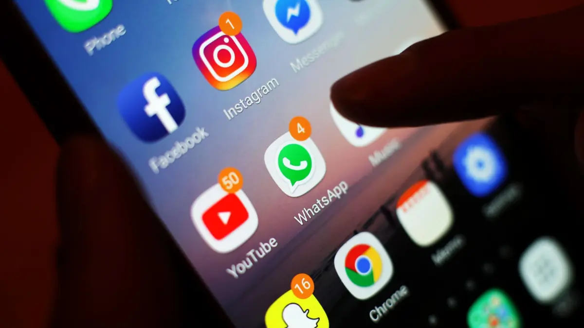 Soziale Netzwerke auf dem Smartphone: ARCHIV - 03.01.2018, Großbritannien, London: Ein Smartphone-Display mit Symbolen von Social-Media-Apps, darunter Facebook, Instagram, YouTube und WhatsApp. Frankreich wollte als erstes EU-Land Kindern und Jugendlichen unter 15 Jahren den Zugang zu sozialen Netzwerken verbieten. Nun hat der Verfassungsrat das Gesetz kassiert. (zu dpa: «Frankreichs Verfassungsrat stoppt Macrons Social-Media-Verbot») Foto: Yui Mok/PA Wire/dpa +++ dpa-Bildfunk +++