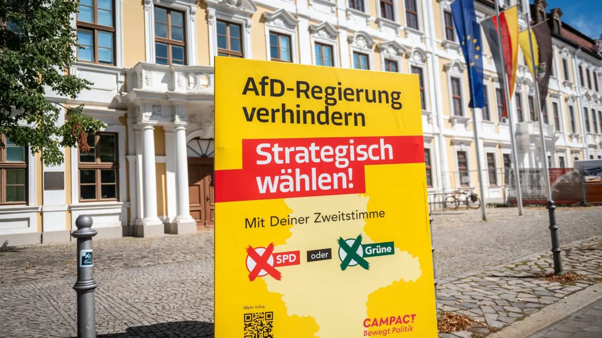 Campact startet Zweitstimmenkampagne gegen AfD: HANDOUT - 14.08.2026, Sachsen-Anhalt, Magdeburg: Zum Start einer Zweitstimmenkampagne zur strategischen Wahl in Sachsen-Anhalt hat die Organisation Campact vor dem Magdeburger Landtag ein Plakat aufgestellt. Foto: Nick Jaussi/Campact/dpa - ACHTUNG: Nur zur redaktionellen Verwendung im Zusammenhang mit dem genannten Text und nur bei vollständiger Nennung des vorstehenden Credits +++ dpa-Bildfunk +++