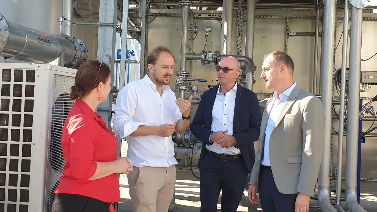 Wasserstoff Pilotanlage bei ETG Ebersbach. Wasserstoffftour mit Landrat Markus Möller (von rechts), Michael Frankenberger (Wasserstoffbeauftragter), Robert Nabe (GHT) und Manuela Raichle (Ebersbacher Bürgermeisterin)