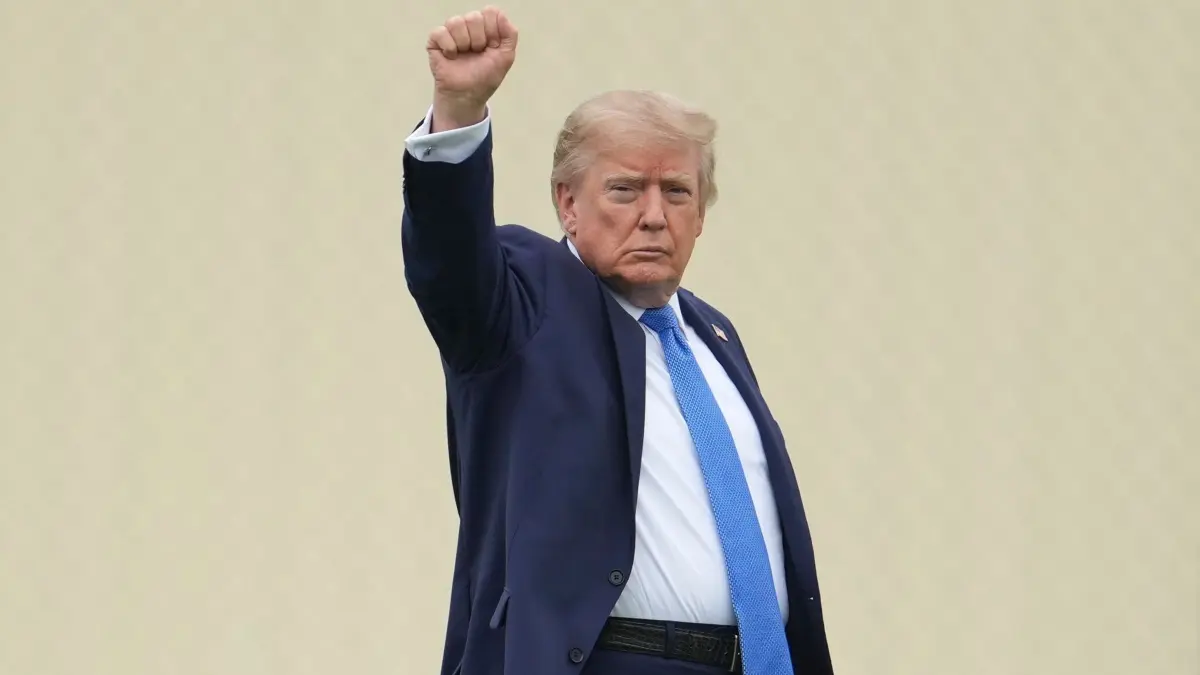 US-Präsident Trump: 14.08.2026, USA, Washington: US-Präsident Donald Trump gestikuliert, während er auf der Ellipse in der Nähe des Weißen Hauses in Washington auf den Hubschrauber Marine One zusteigt. Foto: Mark Schiefelbein/AP/dpa +++ dpa-Bildfunk +++