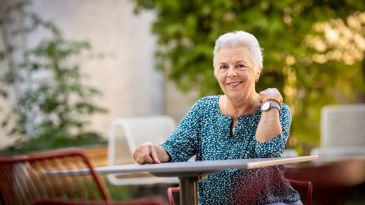 Sommerserie: Ulrike Krawczyk berichtet übers Ehrenamt: Stuttgart, Baden-Württemberg, 14.08.2026:
Porträt von Ulrike Krawczyk auf dem Weilimdorfer Löwenmarkt bzw. im Außenbereich der Stadtteilbibliothek. Frau Krawczyk berichtet für die Sommerserie übers Ehrenamt.
Notiz: No model release. Kein Einverständnis für Werbung, keine Weitergabe an Dritte.