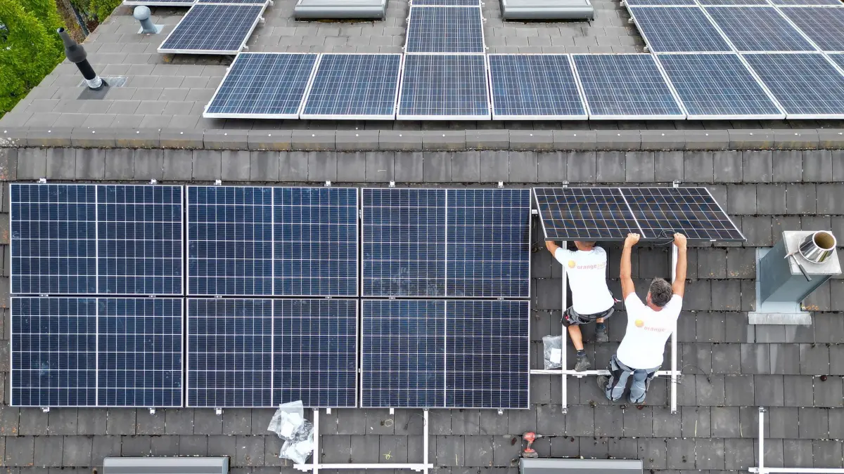 Installation einer PV-Anlage auf einem Dach