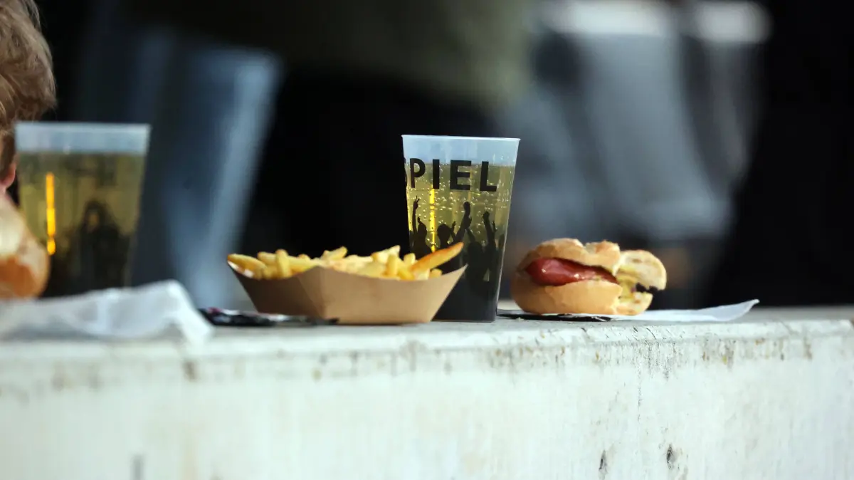 30.11.24 VfB Stuttgart II - SV Waldhof Mannheim Deutschland, Großaspach, 30.11.2024, Fussball, 3. Liga, VfB Stuttgart II - SV Waldhof Mannheim 2:0: Feature Bratwurst Bier Essen Getränke Trinken. *** 30 11 24 VfB Stuttgart II SV Waldhof Mannheim Germany, Großaspach, 30 11 2024, Football, 3 Liga, VfB Stuttgart II SV Waldhof Mannheim 2 0 Feature Bratwurst Beer Food Drinks Drink