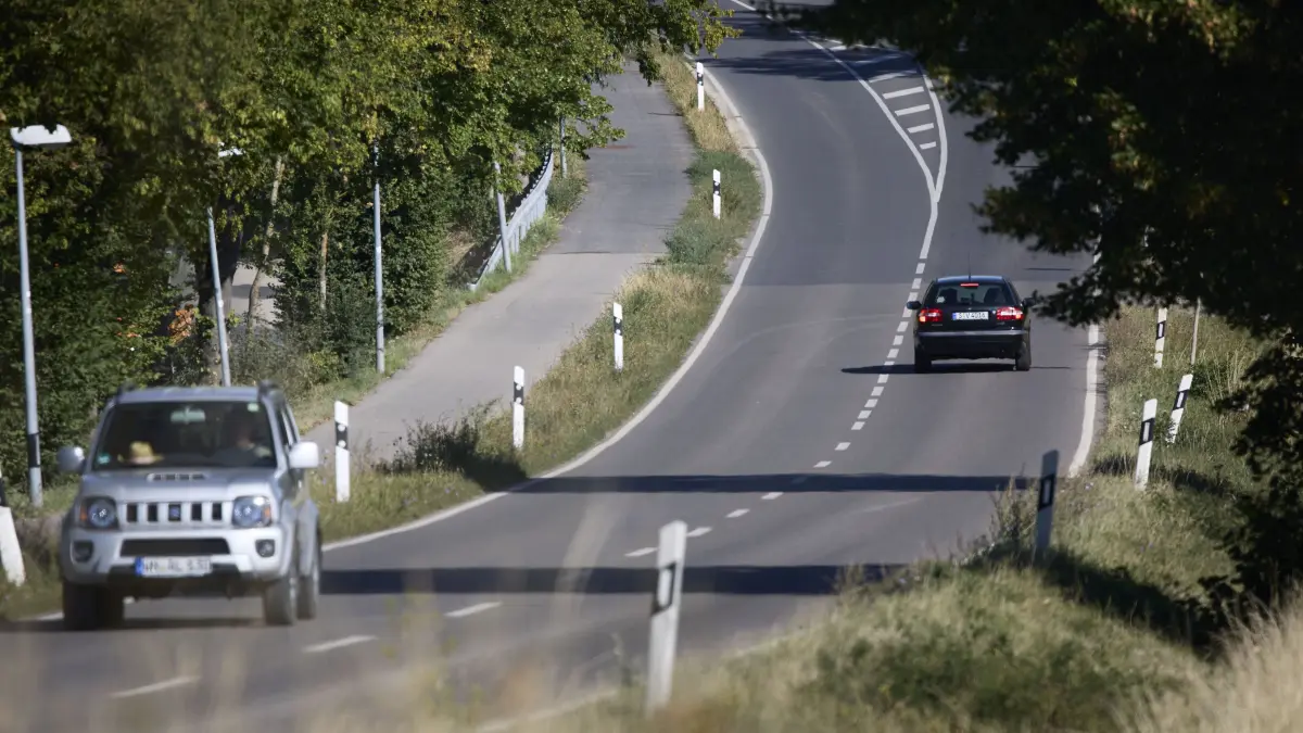 KEINEN AUSSCHNITT MACHEN Kreisstraße K 1857 zwischen Rommelshausen und Stetten: KEINEN AUSSCHNITT MACHEN
Kernen-Rommelshausen, DEU, 14.08.2026
Kreisstraße K 1857 zwischen Rommelshausen und Stetten
No model release. Kein Einverständnis für Werbung, keine Weitergabe an Dritte.
Abgebildete Personen haben der Veröffentlichung in der STZN zugestimmt.