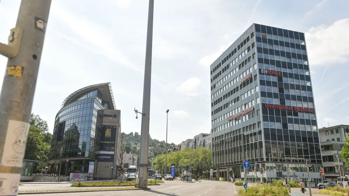Hier: Häuser am Charlottenplatz
#marodesstuttgart - hässliche eck-häuser an den kreuzungen charlottenplatz, österreichischer platz., berliner platz, positives beispiel pfeiffer-platz stuttgart Ost Wo Plätze in der Stadt besonders scheußlich aussehen - ein *Spaziergang des Grauens*