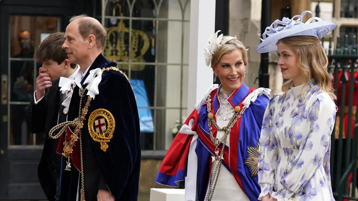 Prinz Edward, Herzog von Edinburgh, und seine Frau Sophie, Herzogin von Edinburgh, kommen mit Tochter Lady Louise Windsor (r) und ihrem Sohn James Alexander Mountbatten-Windsor, Earl of Wessex, vor der Krönungszeremonie von König Charles III. und Königin Camilla in der Westminster Abbey in London an.