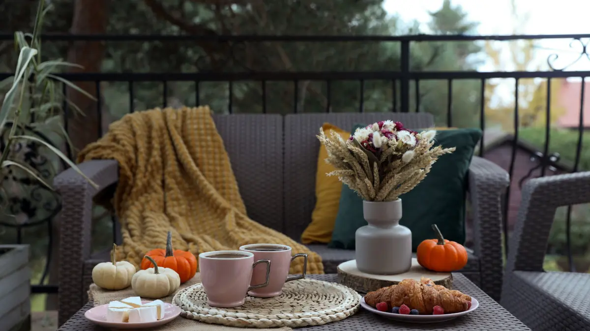 Auch im Herbst kann der Balkon ein Wohlfühlort sein.