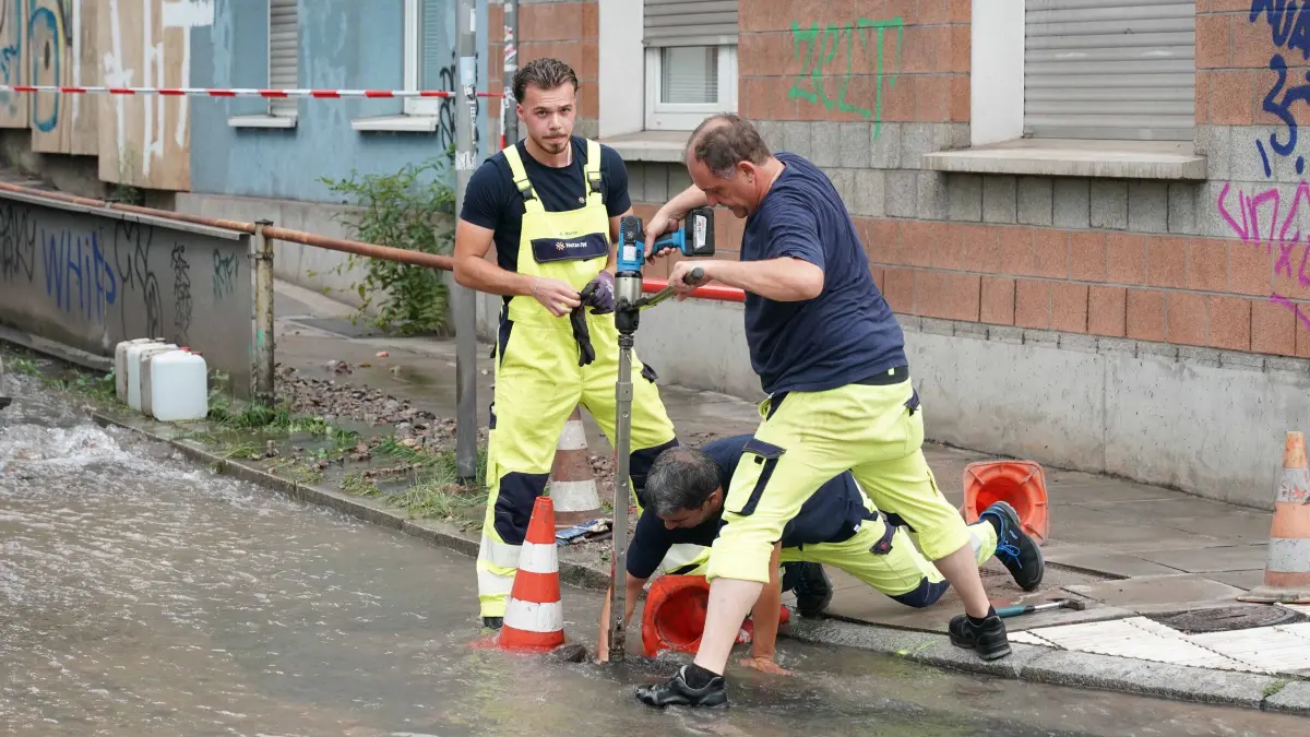 Stuttgart ein grosser Wasserrohrbruch auf der Immenhoferstrasse ecke Hauptstaetterstrasse sowie am Oesterreichischer Platz sorgte fuer viel Wasser auf der Strasse . Feuerwehr und Polizei sowie Enbw im Einsatz.
Auch Keller und U Bahn der SSB bekam wasser ab. Haushalte jetzt ohne Wasser. Foto Andreas Rosar Fotoagentur-Stuttgart 15.08.2026