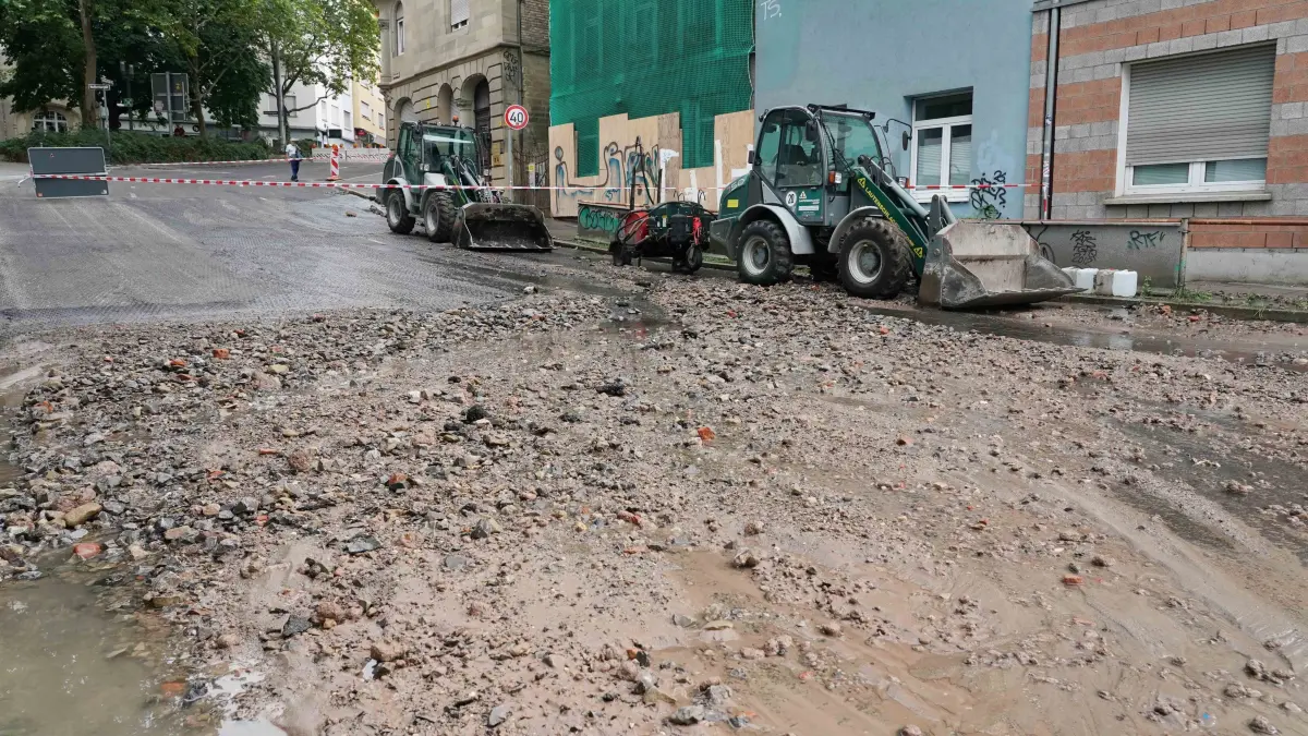 Stuttgart ein grosser Wasserrohrbruch auf der Immenhoferstrasse ecke Hauptstaetterstrasse sowie am Oesterreichischer Platz sorgte fuer viel Wasser auf der Strasse . Feuerwehr und Polizei sowie Enbw im Einsatz.
Auch Keller und U Bahn der SSB bekam wasser ab. Haushalte jetzt ohne Wasser. Foto Andreas Rosar Fotoagentur-Stuttgart 15.08.2026