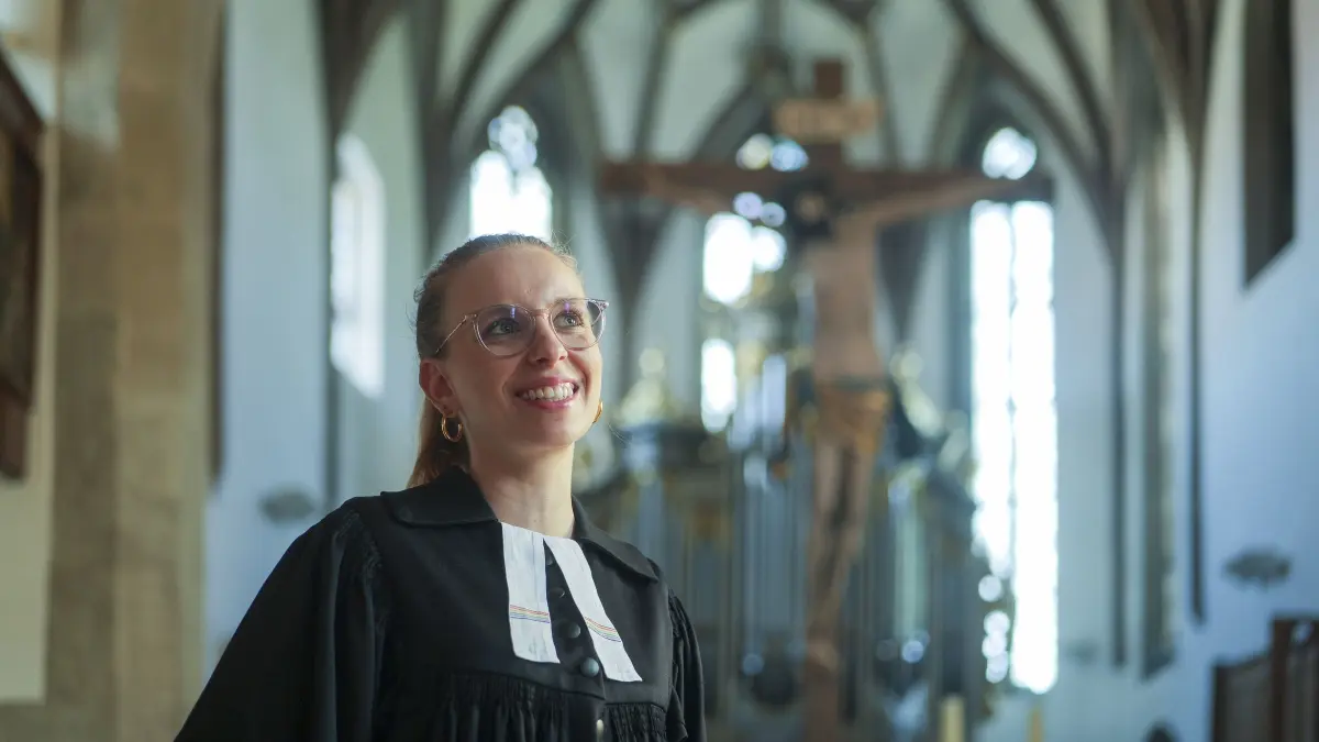 Vikarin: Gerlingen - Warum wird eine junge Frau heutzutage noch Pfarrerin? Eileen Panteleit ist Vikarin in Gerlingen – und brennt für den Beruf.