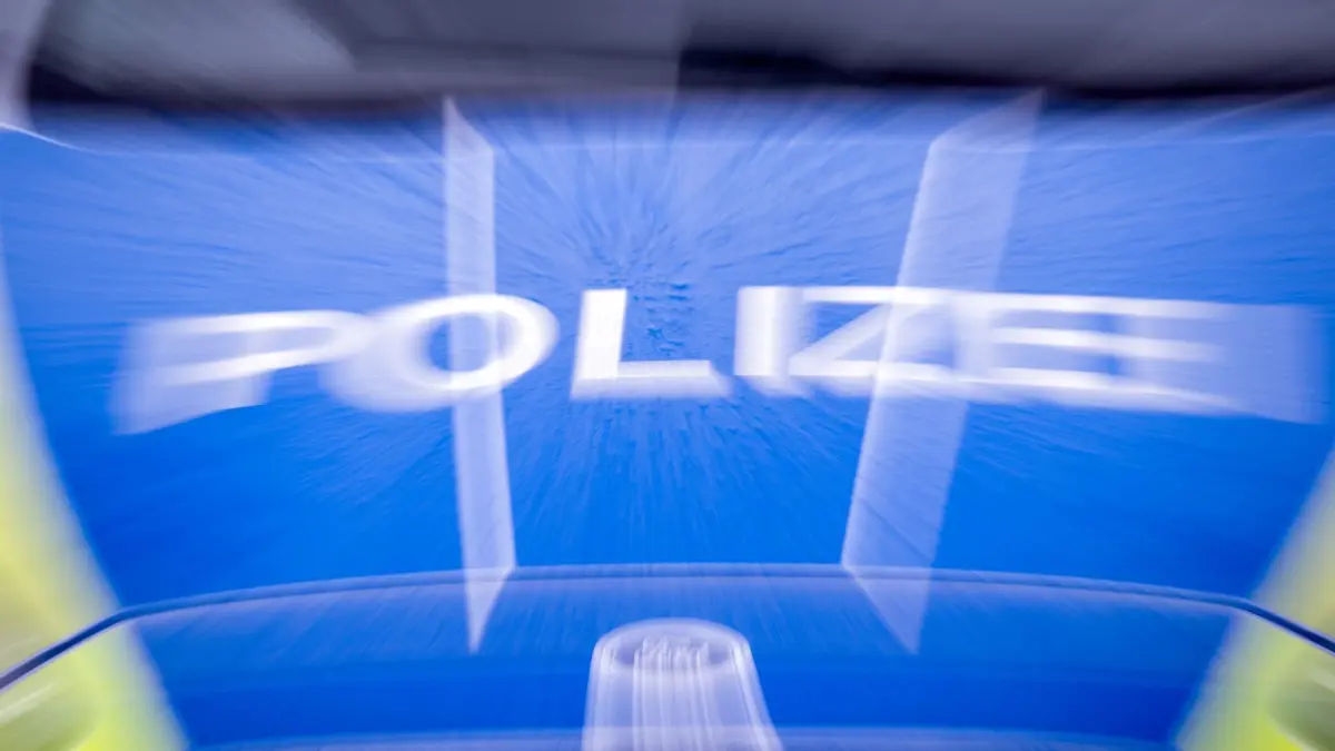 Einbruch in Marzahner Einkaufszentrum: ARCHIV - 22.03.2024, Brandenburg, Trebbin: Der Schriftzug „Polizei“ auf der Kühlerhaube eines Autos, aufgenommen während einer Verkehrskontrolle an der Berliner Straße (gezoomte Aufnahme). (Symbolbild) (zu dpa: «Einbrecher demolieren Marzahner Einkaufszentrum») Foto: Soeren Stache/dpa +++ dpa-Bildfunk +++