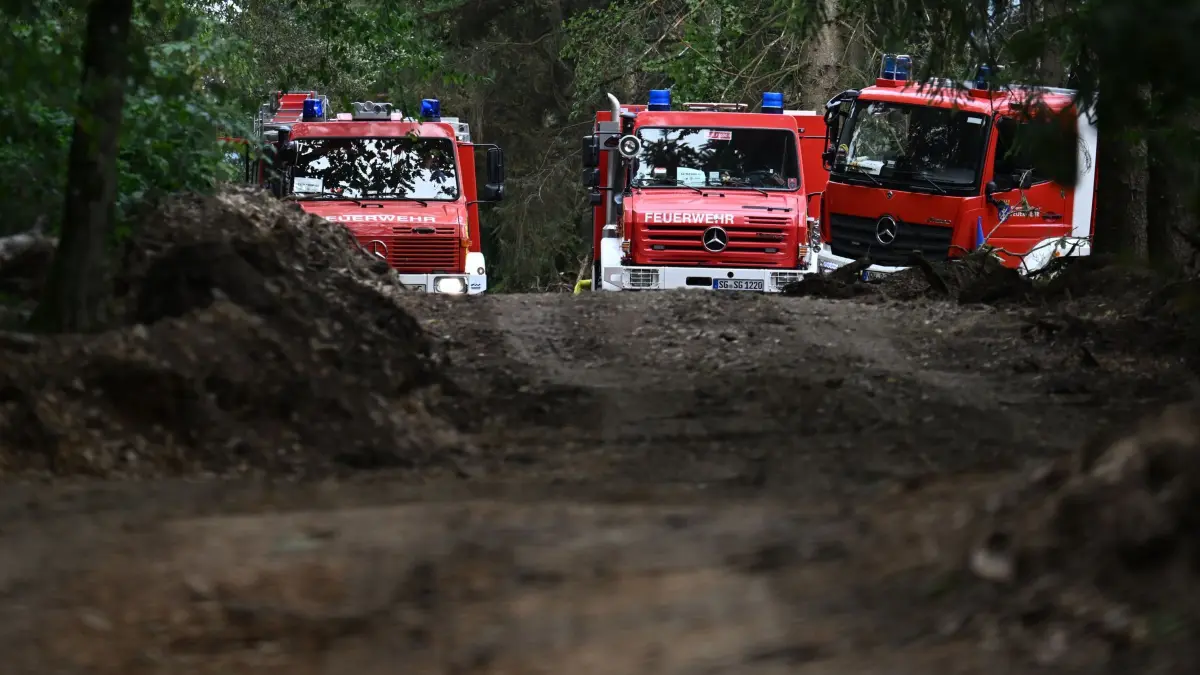 Waldbrand im Hürtgenwald: 15.08.2026, Nordrhein-Westfalen, Hürtgenwald: Die Feuerwehr ist beim Waldbrand im Hürtgenwald im Einsatz. Mehrere Hundert Hektar Waldfläche stehen in Flammen. Foto: Federico Gambarini/dpa +++ dpa-Bildfunk +++