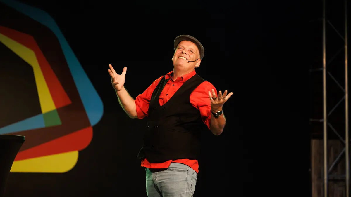 Michel Link: Böblingen, Alte TÜV Halle, Comedy, Sommer am See, Schampus für alle, Bühne, Auftritt, Michel Link, Comedian,