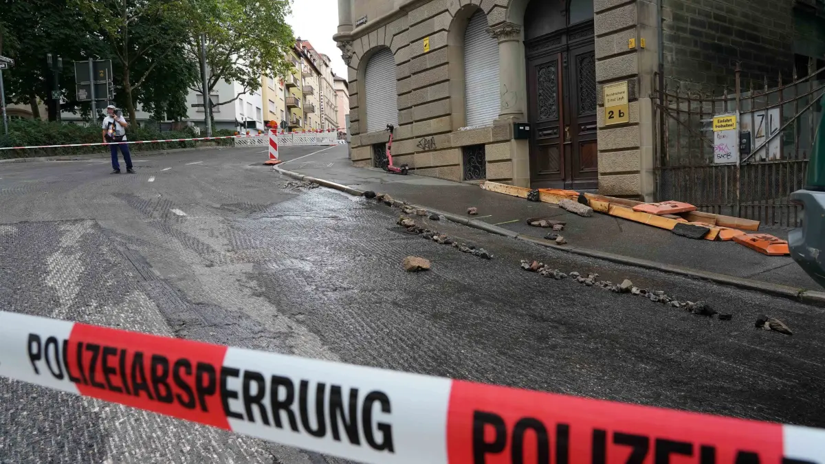 Stuttgart ein grosser Wasserrohrbruch auf der Immenhoferstrasse ecke Hauptstaetterstrasse sowie am Oesterreichischer Platz sorgte fuer viel Wasser auf der Strasse . Feuerwehr und Polizei sowie Enbw im Einsatz.
Auch Keller und U Bahn der SSB bekam wasser ab. Haushalte jetzt ohne Wasser. Foto Andreas Rosar Fotoagentur-Stuttgart 15.08.2026