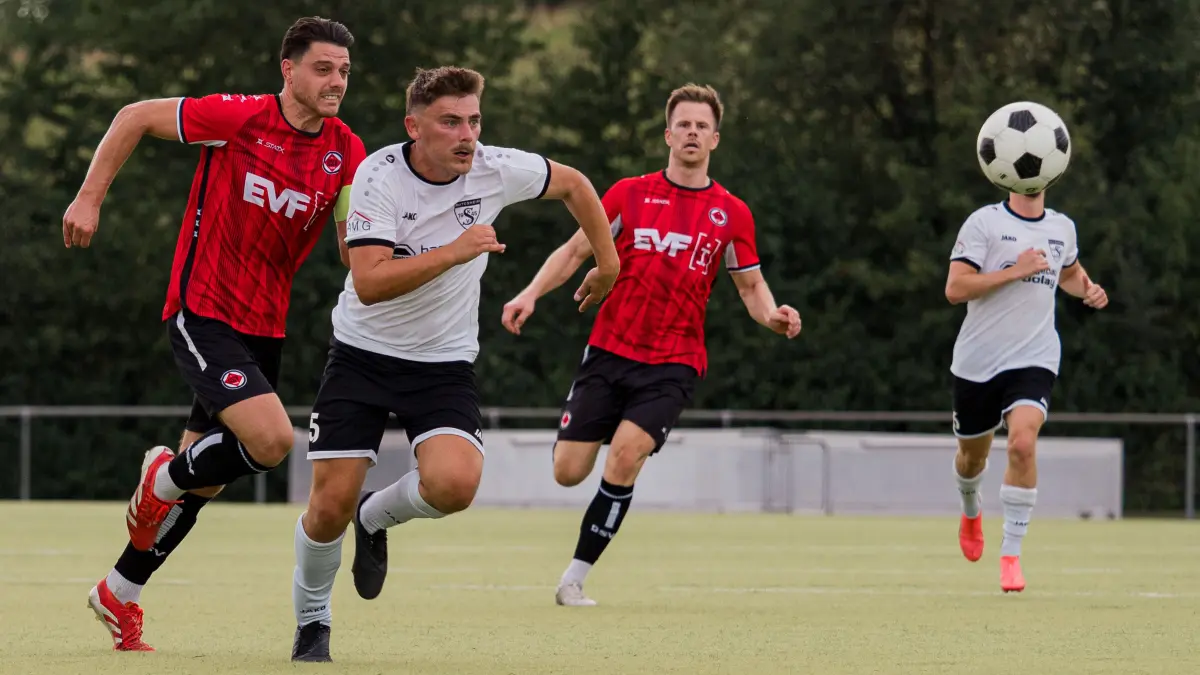 GER, Fussball, SKV Rutesheim vs. 1. Goeppinger SV, Verbandsliga, 1. Spieltag, Saison 2026/2027, 15.08.2026: Yannik Riedlinger (SKV Rutesheim, #25) vor Maximilian Ziesche (1. Göppinger SV, #22)
GER, Fussball, SKV Rutesheim vs. 1. Goeppinger SV, Verbandsliga, 1. Spieltag, Saison 2026/2027, 15.08.2026
Foto: Eibner/Carsten Schwering
