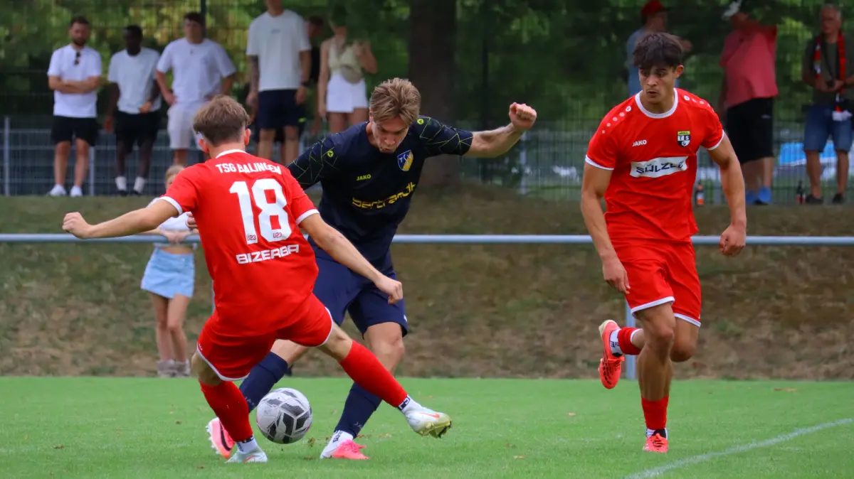 Maurice Dreher vom TSV Ehningen beim Schuss in der Verbandsliga gegen die TSG Balingen II.