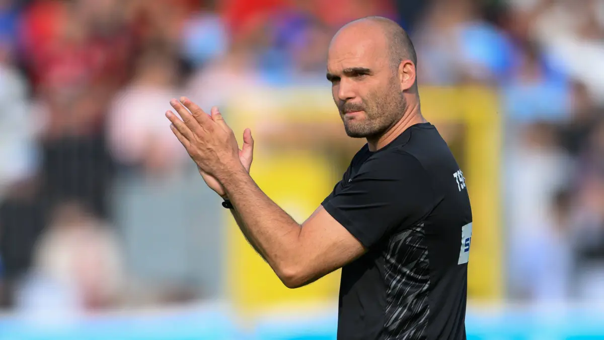 Daniel Gueney, TSG Balingen, Co Trainer, TSG Balingen vs. Al Hilal SFC, Fussball, Testspiel, Saison 2025/2026, 06.08.2025 Eibner-Pressefoto/Andreas Ulmer TSG Balingen vs. Al Hilal SFC, Fussball, Testspiel, Saison 2025/2026, 06.08.2025 Balingen *** Daniel Gueney, TSG Balingen, Co Coach , TSG Balingen vs Al Hilal SFC, Soccer, Test match, Season 2025 2026, 06 08 2025 Eibner Pressefoto Andreas Ulmer TSG Balingen vs Al Hilal SFC, Soccer, Test match, Season 2025 2026, 06 08 2025 Balingen Copyright: xEibner-Pressefoto/AndreasxUlmerx EP_AUR