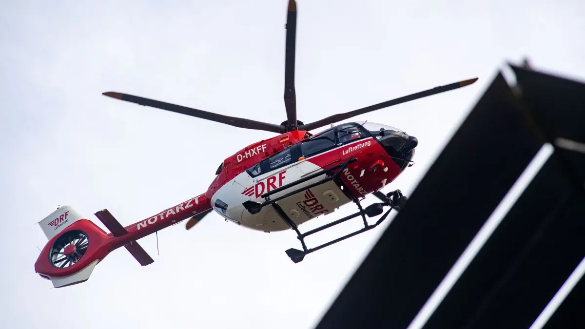 Rettungshubschrauber: ARCHIV - 10.11.2023, Mecklenburg-Vorpommern, Greifswald: Ein Rettungshubschrauber mit der Kennung D-HXFF der Deutschen Rettungsflugwacht (DRF) fliegt zur Notaufnahme im Universitätsklinikum in Greifswald. (zu dpa: «Motorradfahrer nach Kollision mit Baum schwer verletzt») Foto: Stefan Sauer/dpa +++ dpa-Bildfunk +++