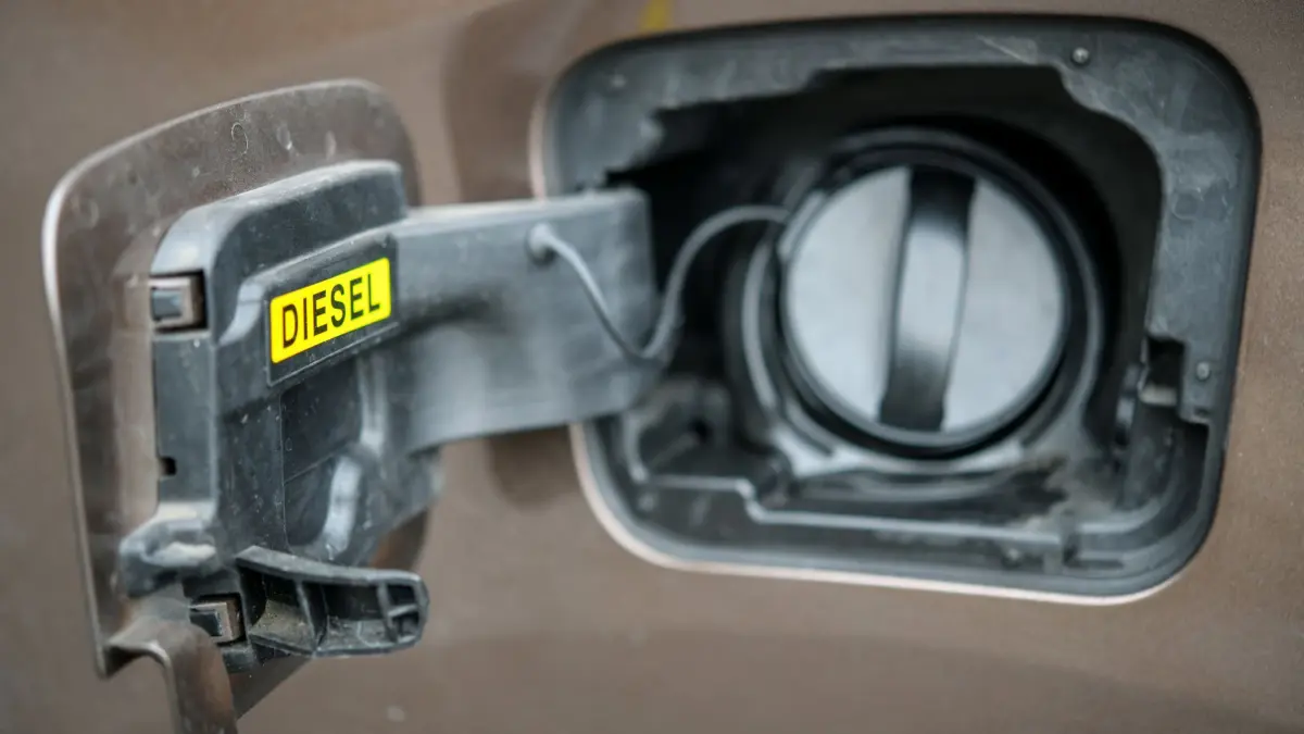 Diesel-Diebstahl Symbolbild: ARCHIV - 06.03.2018, Brandenburg, Frankfurt (Oder): Der Schriftzug «Diesel» auf einem geöffneten Tankdeckel an einem Fahrzeug der Automarke Toyota. (zu dpa: «Diebe stehlen 400 Liter Diesel bei Görlitz») Foto: Patrick Pleul/dpa-Zentralbild/dpa +++ dpa-Bildfunk +++