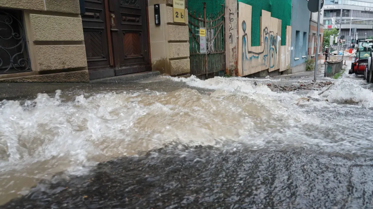 Stuttgart ein grosser Wasserrohrbruch auf der Immenhoferstrasse ecke Hauptstaetterstrasse sowie am Oesterreichischer Platz sorgte fuer viel Wasser auf der Strasse . Feuerwehr und Polizei sowie Enbw im Einsatz.
Auch Keller und U Bahn der SSB bekam wasser ab. Haushalte jetzt ohne Wasser. Foto Andreas Rosar Fotoagentur-Stuttgart 15.08.2026