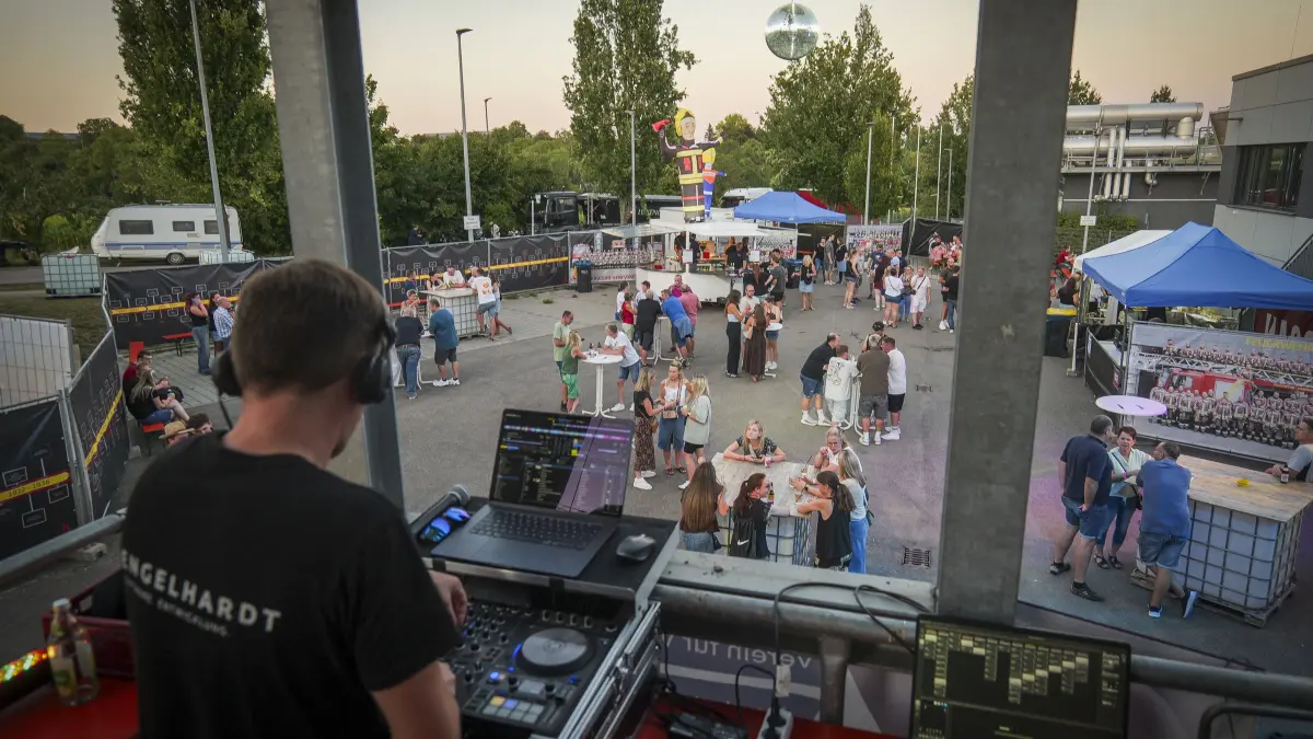 Feuerwehr: Hemmingen - Die Hemminger Feuerwehr läutet ihr Festwochenende mit Tag der offenen Tür traditionell mit einer Party am Freitagabend ein.