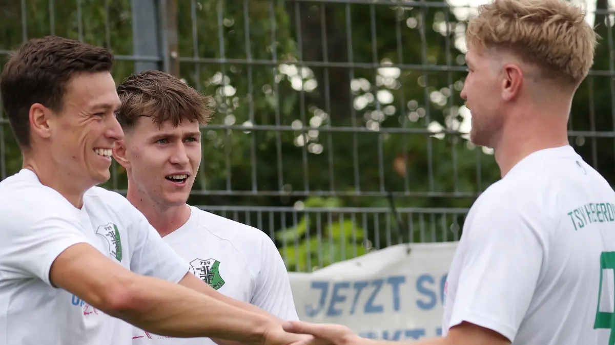 Fußball TSV Heimerdingen vs. SV Allmersbach: BAU // 2026.08.15, Deutschland, Ditzingen Fußball TSV Heimerdingen vs. SV Allmersbach, v.l. Torschütze Robin Reichardt (Heimerdingen), Rudolf Buxmann und Lars Ruckh jubeln über das Tor zum 2:0