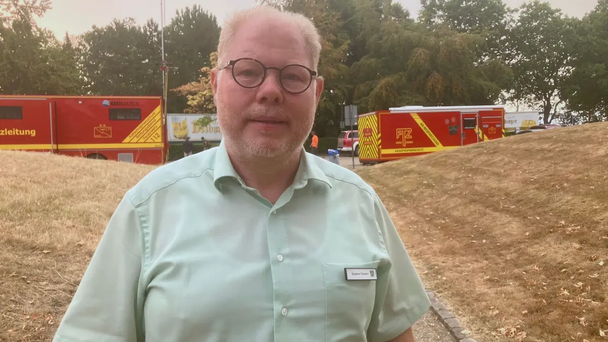 Waldbrand im Hürtgenwald: 15.08.2026, Nordrhein-Westfalen, Hürtgenwald-Gey: Der Bürgermeister von Hürtgenwald Stephan Cranen äußert sich zur Situation. Mehrere Hundert Hektar Waldfläche stehen in Flammen. Foto: Volker Danisch/dpa +++ dpa-Bildfunk +++