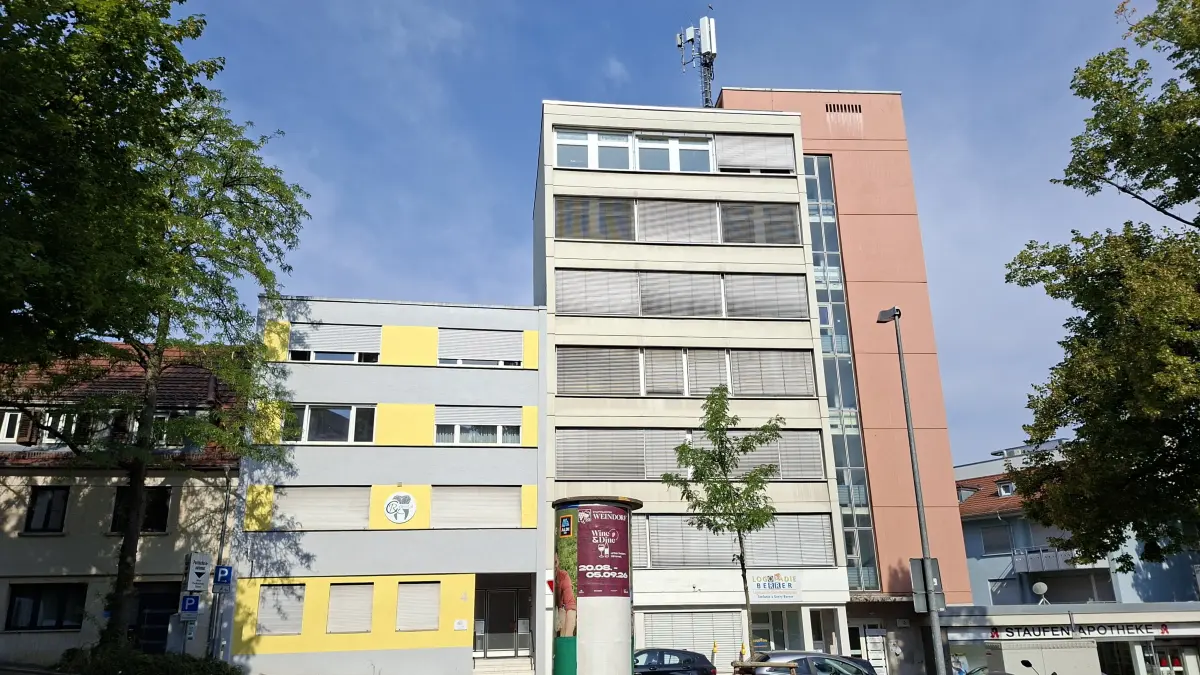 Die Mobilfunkanlage auf dem Gebäudedach in der Heinrich-Küderli-Straße