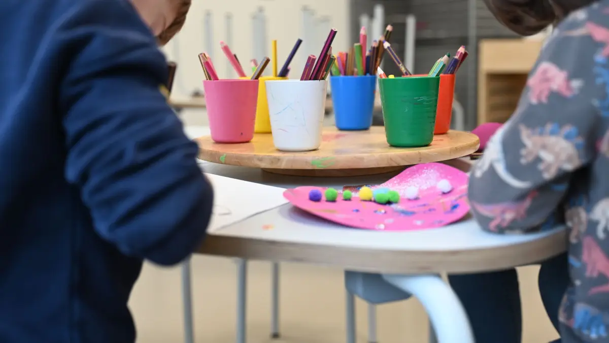 Kindertagesstätte (Kita): ARCHIV - 17.01.2025, Nordrhein-Westfalen, Düsseldorf: Kinder basteln gemeinsam in einer Kindertagesstätte. (zu dpa: «Personalnot und Geldsorgen: NRW-Kitas weiter unter Druck») Foto: Maximilian von Klenze/dpa +++ dpa-Bildfunk +++