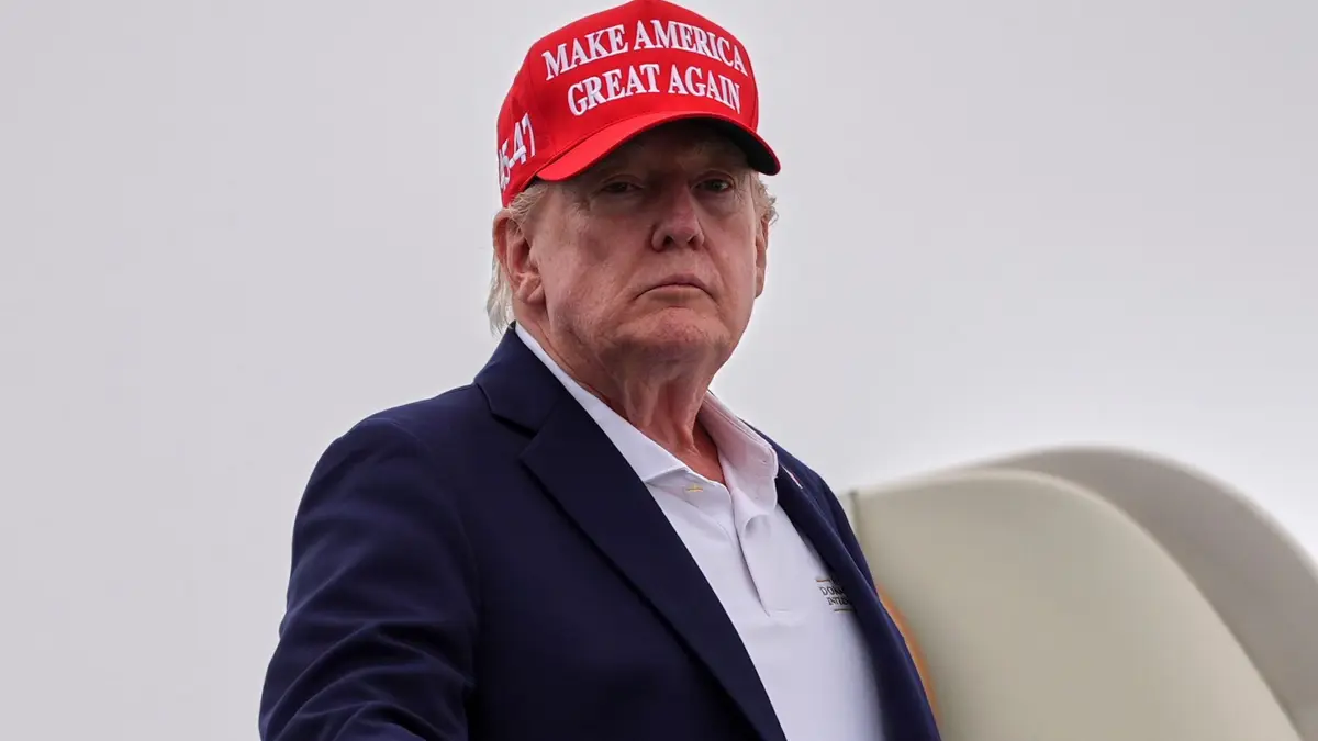 US-Präsident Trump: 16.08.2026, USA, Morristown: US-Präsident Donald Trump steigt auf dem Flughafen Morristown in die Air Force One ein. Foto: Julia Demaree Nikhinson/AP/dpa +++ dpa-Bildfunk +++
